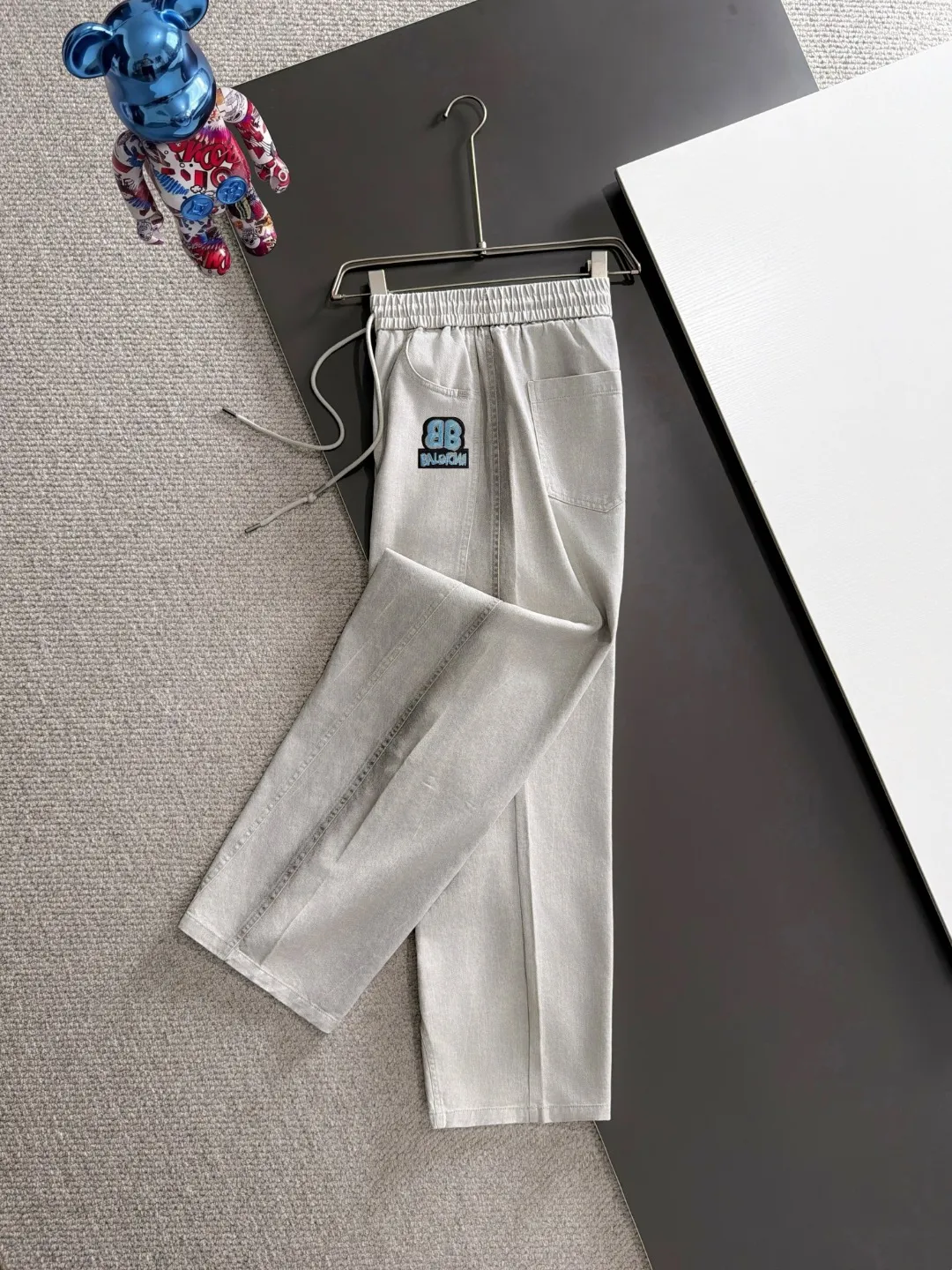 Next day shipment P195 Balenciaga High Quality 2026 Autumn and Winter New Arrival elastic band casual pants, counter-customized fabrics, Breathable, high comfort, impeccable details, brand element design concept, reflecting high quality. It feels delicate and soft! It presents a casual cut and the upper body shape is great! Sizes:S-3XL